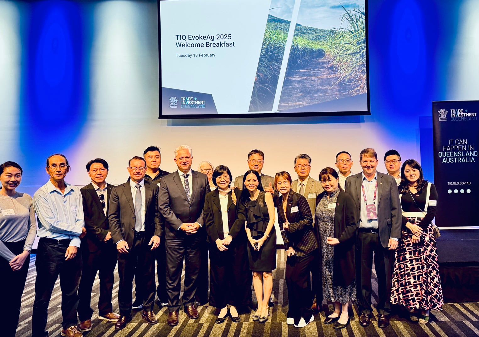 A group photo of Hsiou Dong-chong, Director General of the Ministry of Agriculture’s Department of International Affairs, and members of the Taiwan delegation at the welcome breakfast of “EvokeAg 2025.”