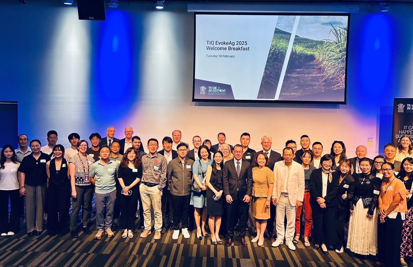 A group photo of Hsiou Dong-chong, Director General of the Ministry of Agriculture’s Department of International Affairs, and members of the Taiwan delegation at the welcome breakfast of “EvokeAg 2025.”