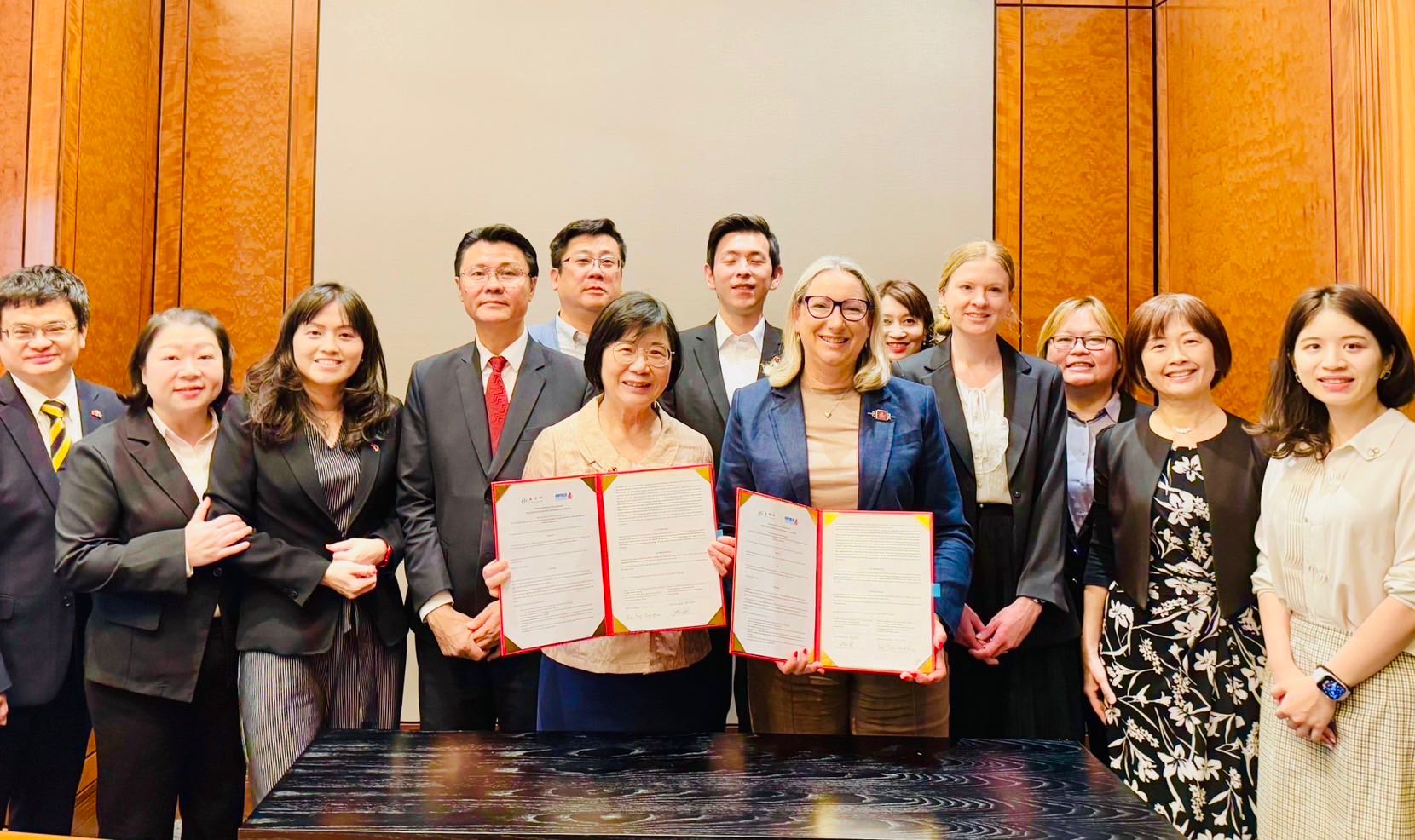 Hsiou Dong-chong, Director General of the Ministry of Agriculture’s Department of International Affairs, and Nuffield International CEO Jodie Redcliffe signed a Memorandum of Understanding on cooperation, with William Fan, director-general of the Taiwan Economic and Cultural Office in Brisbane, Australia (fourth from left) and Kelly Porter, Agricultural Director of Australian Office Taipei (fourth from right) in attendance.