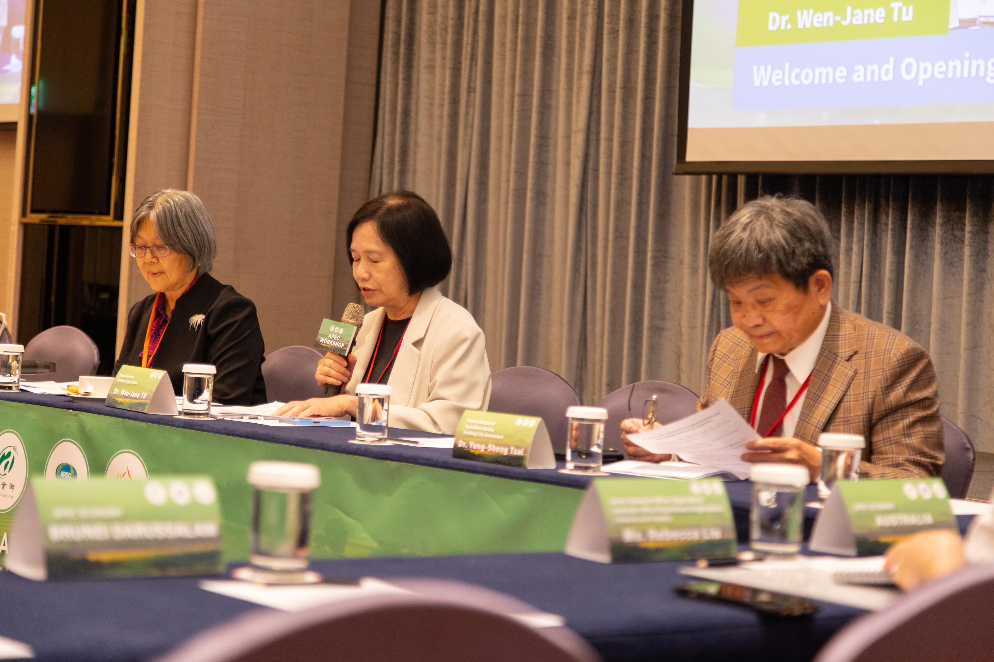 照片2_農業部杜常務次長文珍於APEC「透過包裝創新減少糧損及浪費」會議開幕式致詞