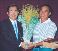 Chiu Chui-chang, winner of the COA's 20th Anniversary Rice Championship, presents