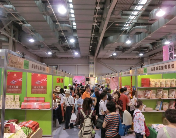 Agro-product Special Exhibition – crowd in sales area