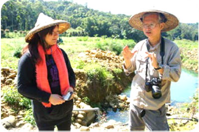 Picture 1: Professor Peng Kuo-dong (right) discusses with Lin You-cen about the successive conservation project of Taiwan white minnow.