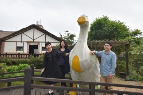 Picture 1: Chang Jo-ting (left), Wen Xin-yu (center) and Chen Guan-wen (right) stimulated the local industry in Liudong Village through the Rural Regeneration and Young People Returning to Hometown Program.