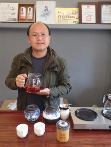 Picture 9: Chen Tai-ju integrated 13 villages in the Yuchih Township and created the common-brand Shi-shen Cun Black Tea through the Rural Regeneration and Industrial Development Interdisciplinary Cooperation Program.